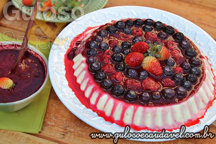 Cheesecake de Limão com Coulis de Frutas Vermelhas